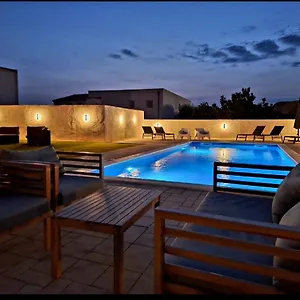  Апартаменты Lucy Apartments With Heated Saltwater Pool And Free Private Parking