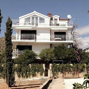 https://vila-nataly.hotels-in-trogir.com